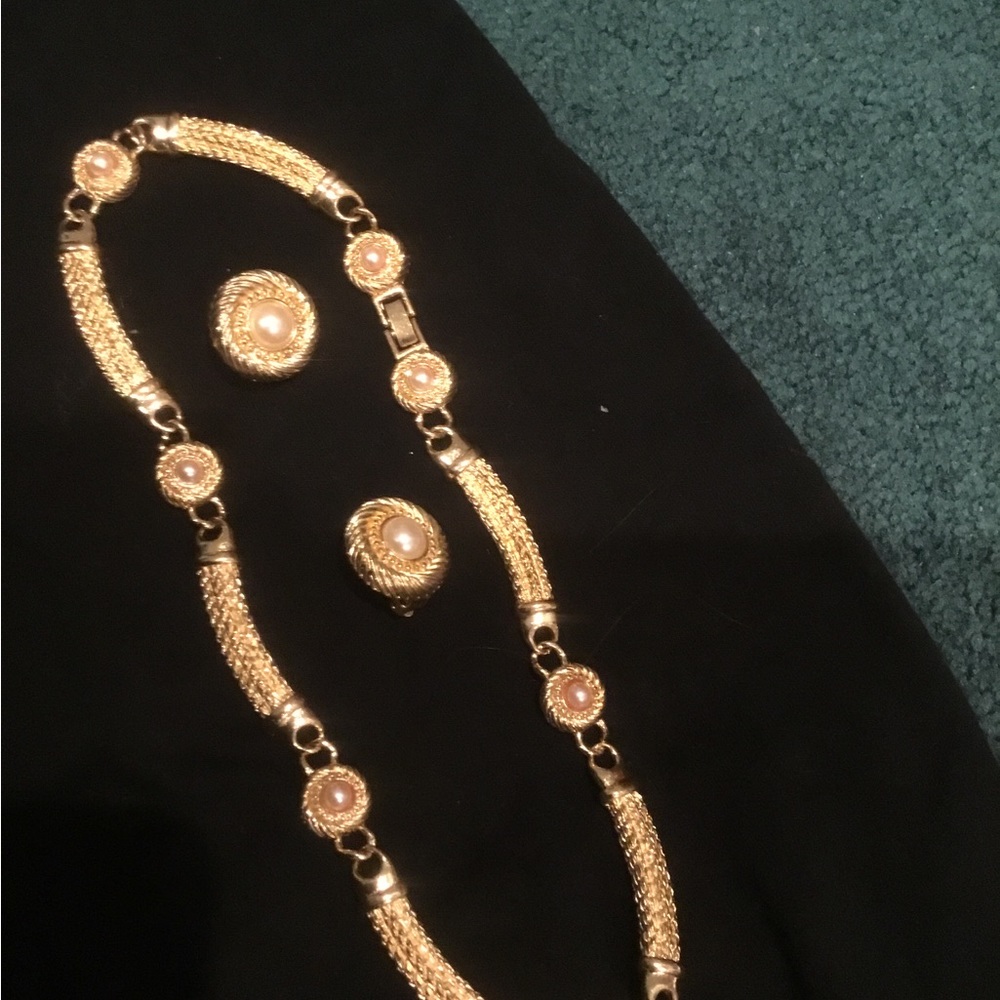 Good and pearl necklace with earrings